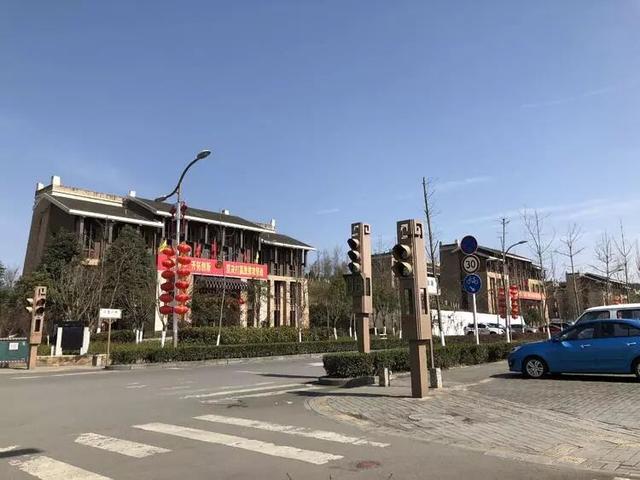 地震后，他 42 岁	，一无所有，需要“重新开始