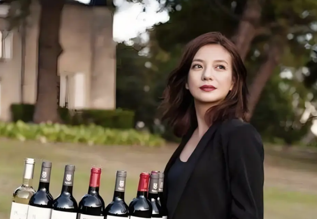 三重身份全崩盘，赵薇看似走投无路	，没想到她还有另一条后路