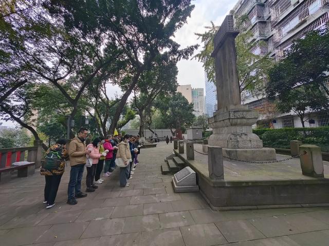 世界志愿者日重庆文保志愿者寻访渝中辛亥遗迹唤醒城市红色记忆