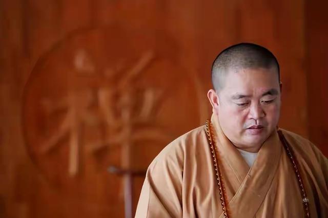 李湘不忍了！公开回应与释永信的真实关系，亲吻照的真相终于大白