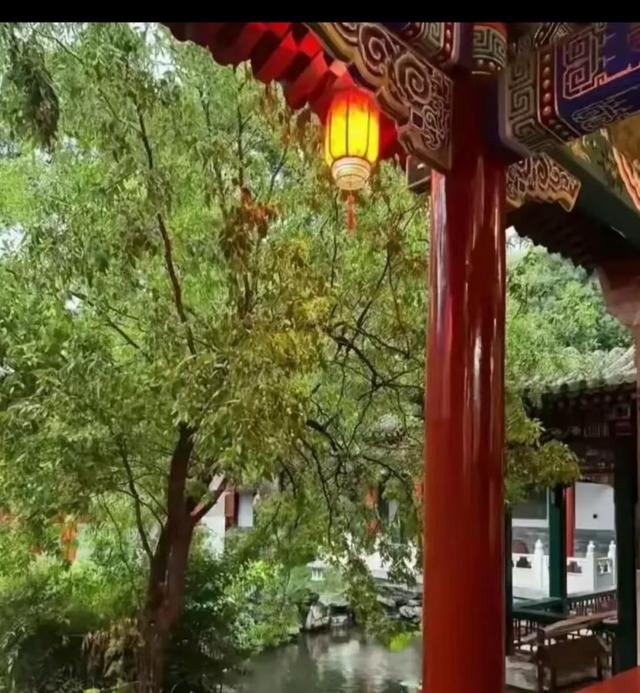 李湘在平台晒自家北京小院。大到让网友以为是景区，真的太有钱了