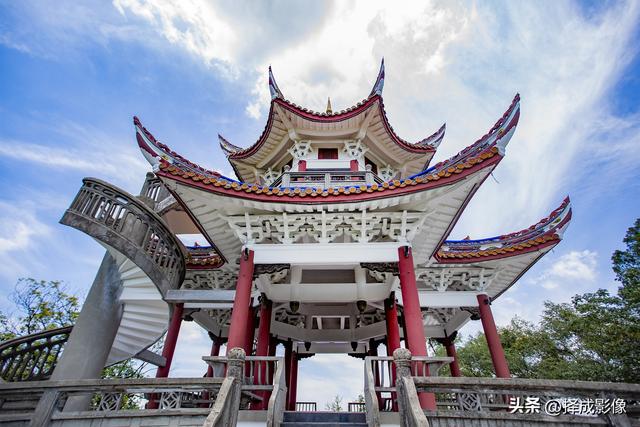 登“尊师亭”，揽西川景