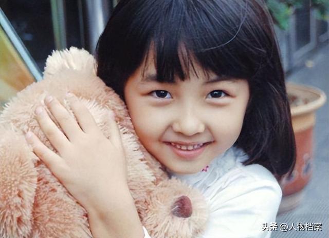 张子枫丝巾裹胸，曝浑身伤痕胸前、手臂都有，才懂成龙话的含金量