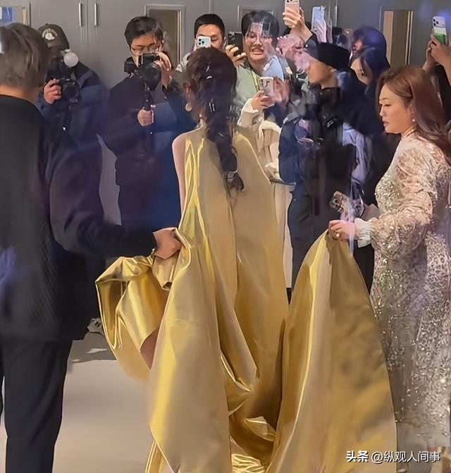 杨颖突然亮相芭莎，瘦成一把骨头腋下副乳却突出，人群中尴尬提胸