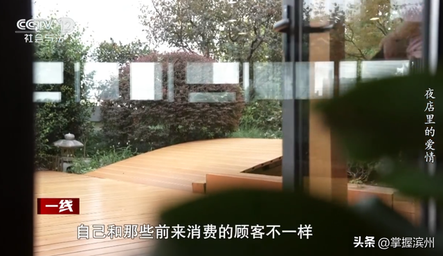 案件曝光！90后男子同时和2名富婆恋爱；46岁女友借出900万元，案发后还出具谅解书