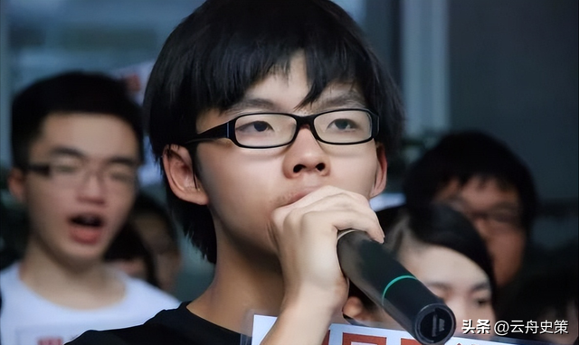 港独害人害己：黄之锋父亲贱卖房产举家飞国外，不会被世界原谅！