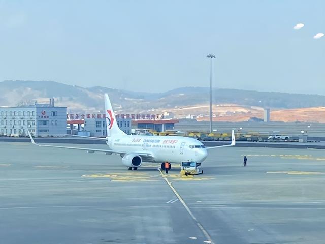 老挝姑娘来中国游玩一周，回去后直言：家乡与中国差距一目了然