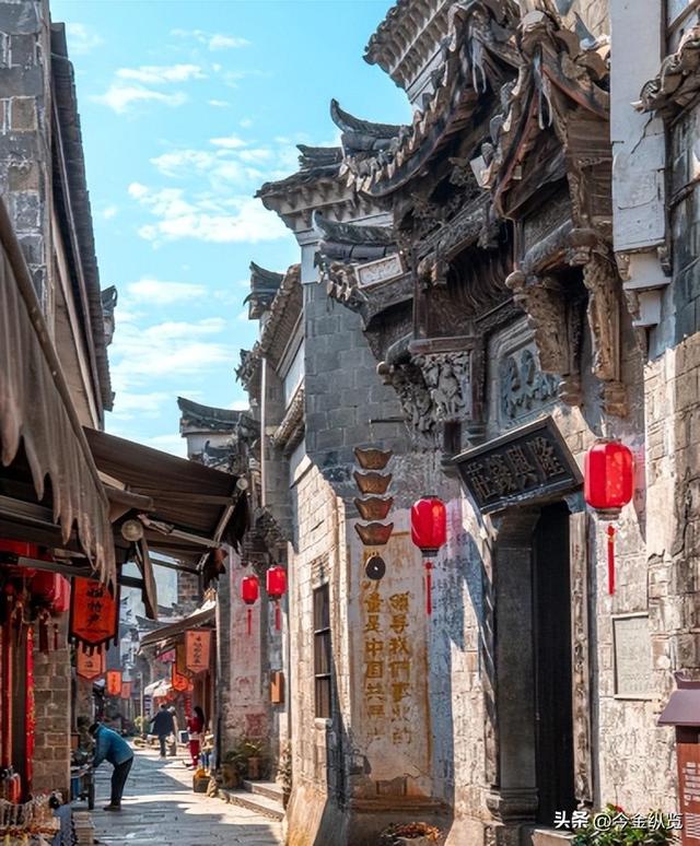 古镇“过度商业”是假象！真正问题：它商业得不够高级，没灵魂！
