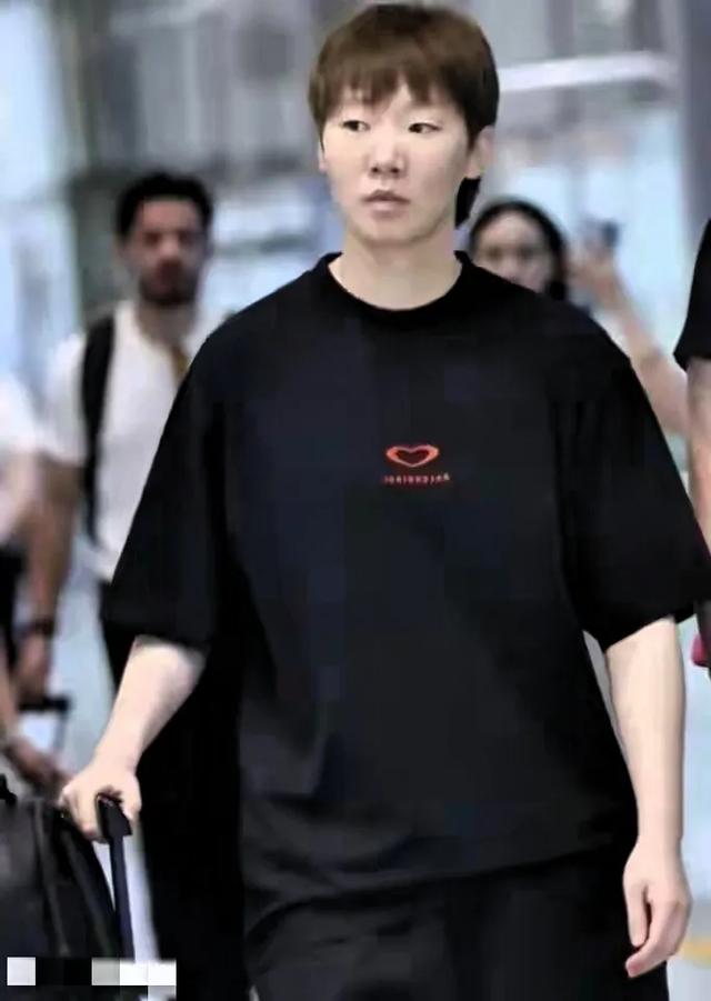 王曼昱北京出发横滨冠军赛 全身名牌着装好有气质 陈熠戴个子高很美