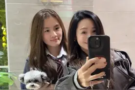 于明加带14岁女儿染发做美甲，42岁仍美得很有韵味，母女似姐妹花图片