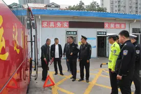 柳林交警在“两客一危”开展交通安全检查及宣传教育图片