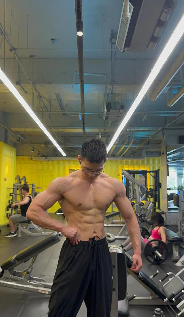 26岁北京自由健身教练，晒泵感肌肉，这身材可以制霸健身房了