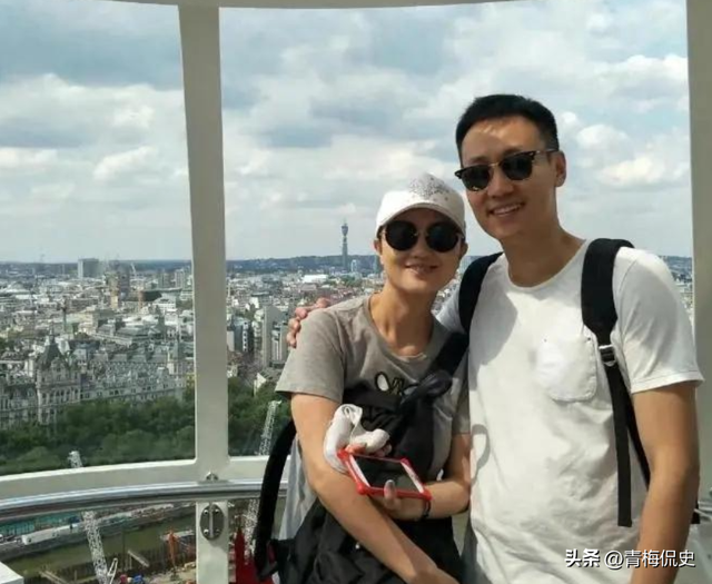 辛柏青近况曝光：和朋友聚餐大笑，身边美女引争议，一举动败好感