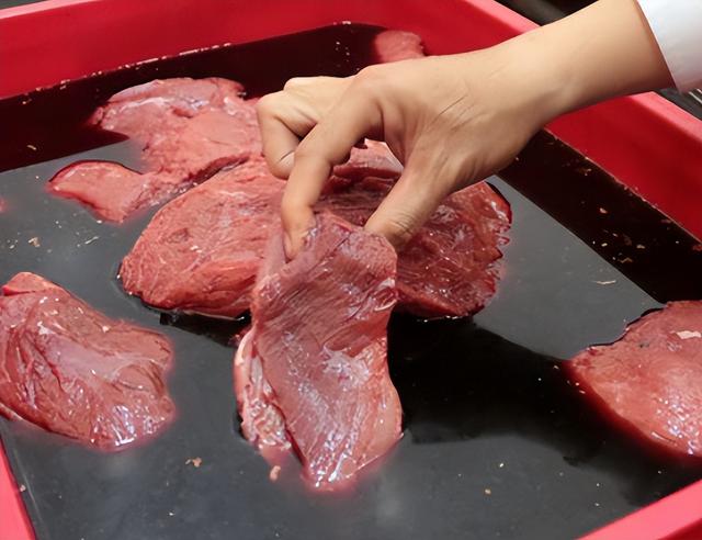 “人造假牛肉”市场泛滥！做法极其恶心，以后买牛肉认准这4点