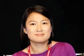 每年从中国捞走16亿，入美籍后给美国捐款6亿，张欣如今怎样了？图片