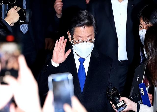 收到美国加税通知！李在明态度变了，北京九三阅兵，或给他留个座