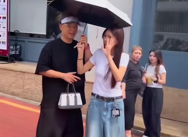 37岁杜海涛现身韩国，脸垮秃顶老到认不出，和沈梦辰秀恩爱超抢镜