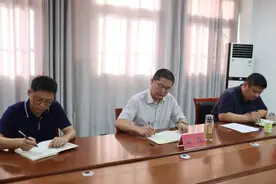 商丘市自然资源和规划局党组书记、局长廖伟深入市不动产登记交易中心开展调研工作图片