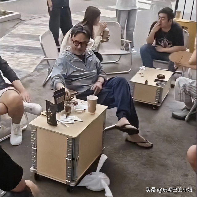 51岁汪涵现状:常年居住在长沙,穿人字拖嚼槟榔,大烟斗不离身