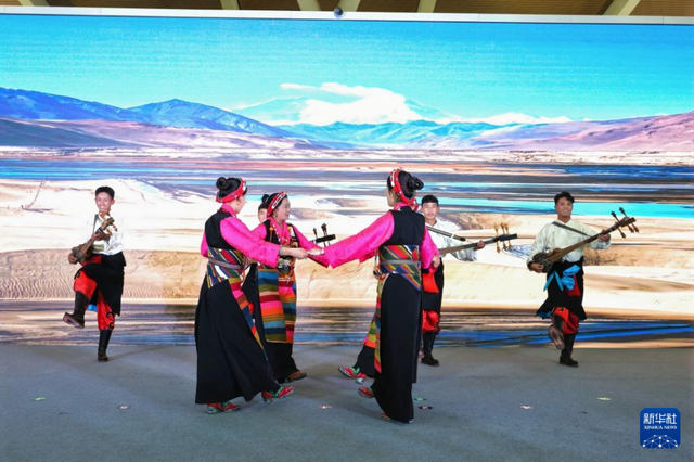 错峰赏珠峰 上海首次推出“冬游日喀则”援藏旅游包机