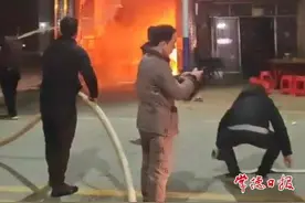 常德消防员在老家休假突遇火情 他和弟弟联手救出两人图片
