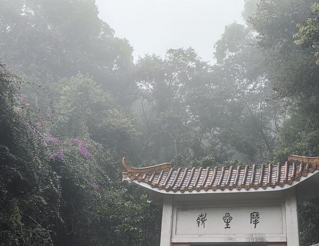 天啊，白云难爬吗？