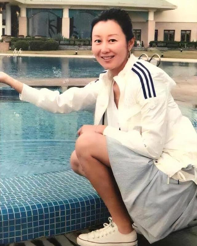 她，主持出身，一婚嫁老师，二婚嫁富二代，三婚嫁歌手，如今怎样