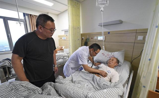 边牧撞碎100万玉镯，被主人暴打后卖到狗肉馆，3天后主人回家傻眼