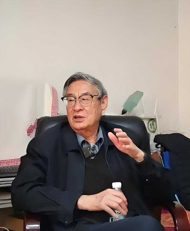 八宝山送别杨振宁：市民冒寒排长队守灵，挚友曝临终仍念学子