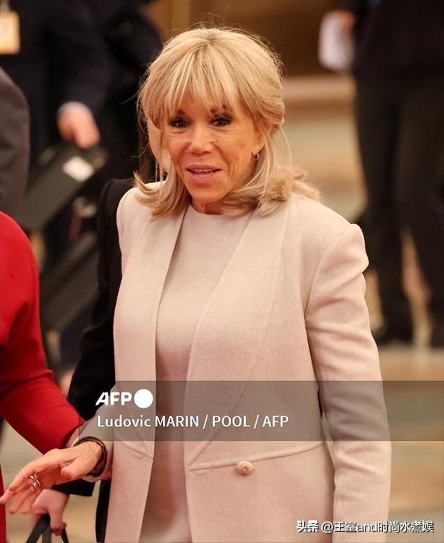 72岁布丽吉特访华第二天！白裙配10cm细高跟，身姿挺拔	，气质绝了