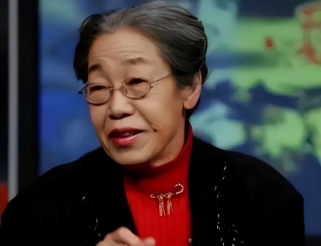 丈夫是副院长，女婿是著名演员，她是艺术家，老年捡垃圾让人泪目