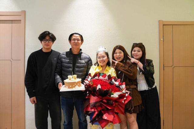 【外眼看云南】柬埔寨顶流姜思倪携家人圆梦云南：斗南花海巧遇结婚纪念日