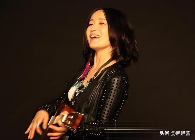 她连上5次春晚，私下却和恩师同居怀孕被骗流产，今57岁依然单身