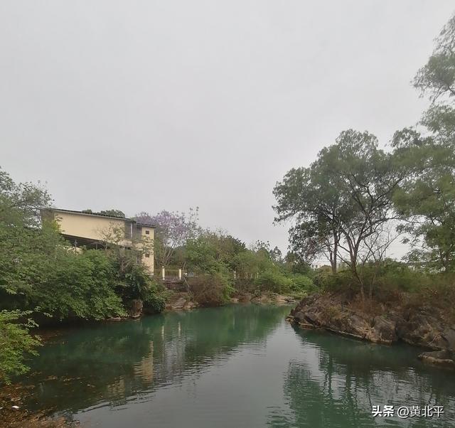 广西南宁市龙母文化发祥地罗波潭，为喝一口信徒水想用而来