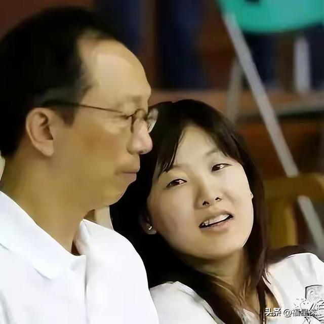 伏明霞和老梁结婚后，伏家父母“抑郁”了许久，还双双把工作辞了