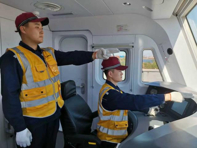 新型内燃机车在锦华铁路投用 蒙煤外运再添强劲“中国芯”