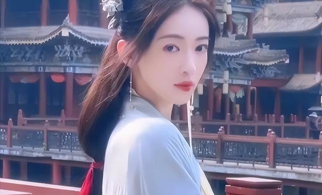 这跟不穿有啥区别？32岁李梦真空上阵，几乎全裸，简直太大胆