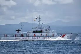 菲律宾不服？已派3艘舰船冲向南海黄岩岛，仍试图强闯中国海警图片