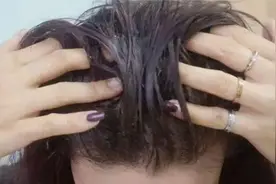 洗头时撒一点，头发不油不痒头屑全消失，洗头时不妨试一试图片