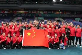 国乒大合影：刘国梁居C位，王皓、马琳乐开花，全体伸出五指庆祝图片