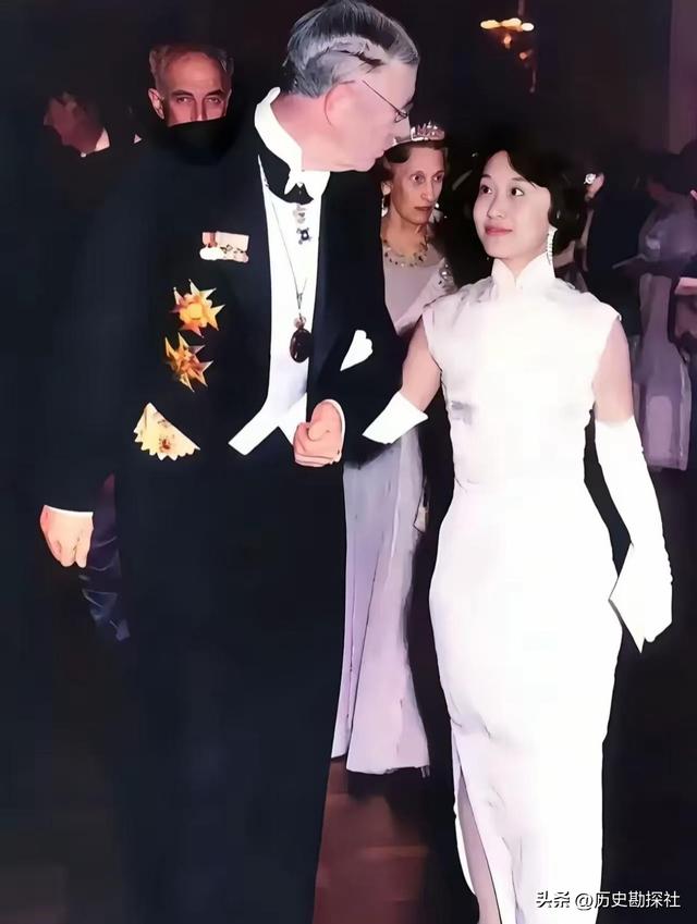 1981年，杜聿明的葬礼上，女儿杜致礼和杨振宁的留影，悲痛难掩！