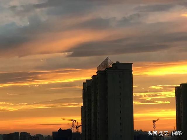 昨晚，乌鲁木齐晚霞满天