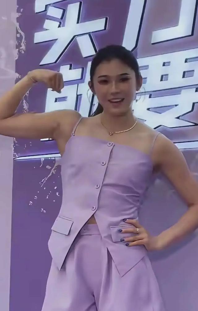 哇,吴艳妮这大身板,好壮实,健康阳光,运动美是真好