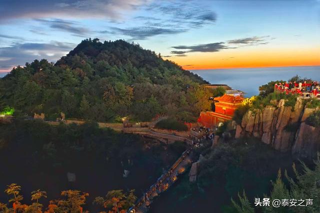 云海拥岱顶 落日绘天青