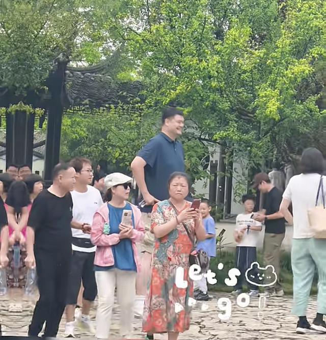 姚明国庆带一家人江苏旅游	，女儿姚沁蕾15岁身高1米93打扮太成熟