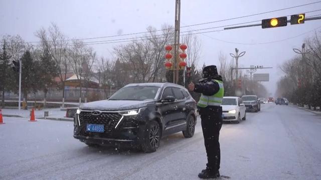 银装素裹阿克塞 首场降雪绘就戈壁冬日盛景