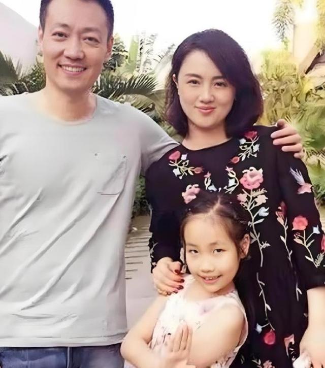 辛柏青状态不对劲了！丧妻后首露正脸，眼神空洞，憔悴到不敢认