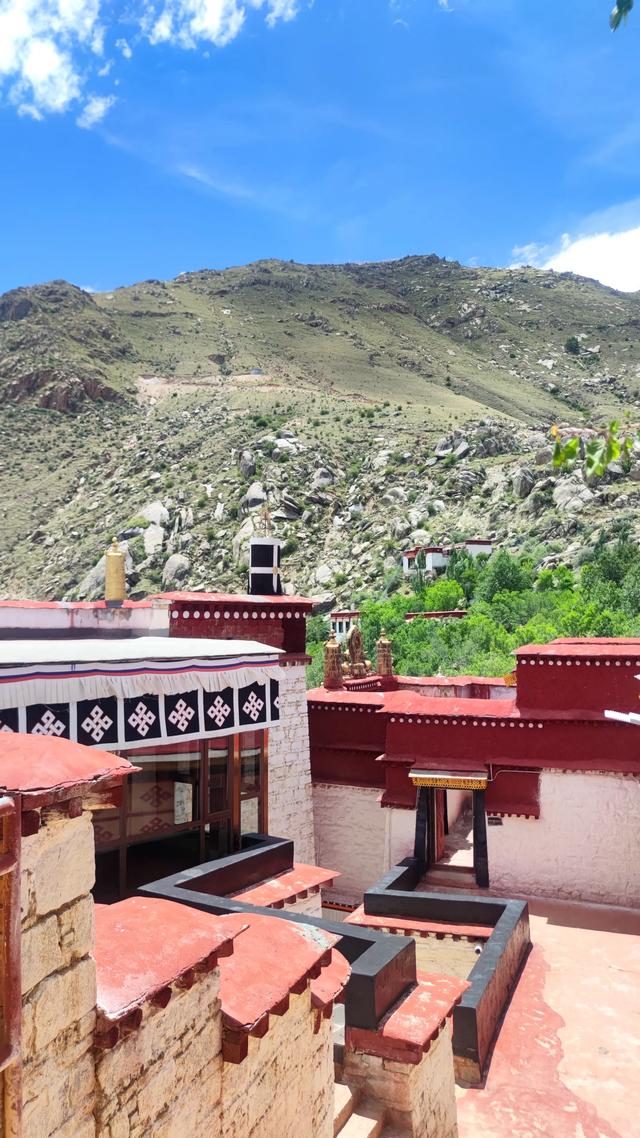 两登拉萨色拉寺后山，上升600米，山顶海拔4200米，经幡飘扬