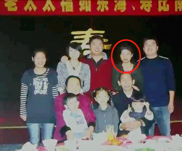 刘强东的两个妹妹：一个已经去世	，一个有钱有颜，陪在父母身边