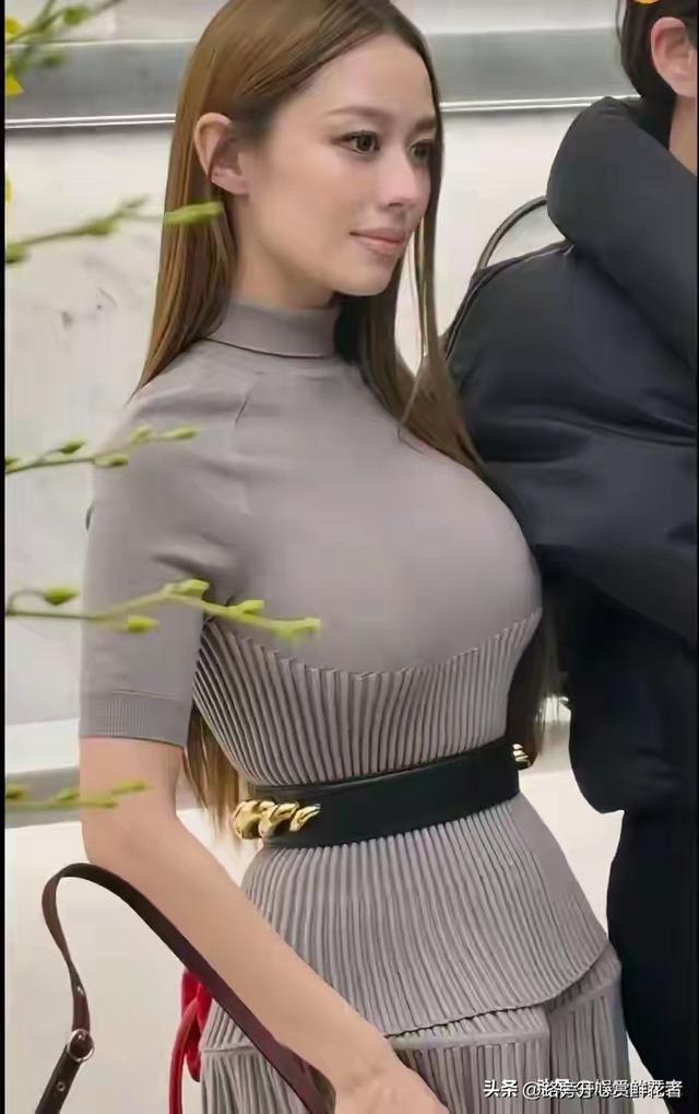 31岁吉娜近照曝光，胸部形状有些不自然，看起来比之前丰满了不少